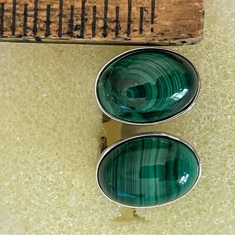 Malachite earrings in silver (not 925). Bought in Beijing but never wore - Picture 2 of 4
